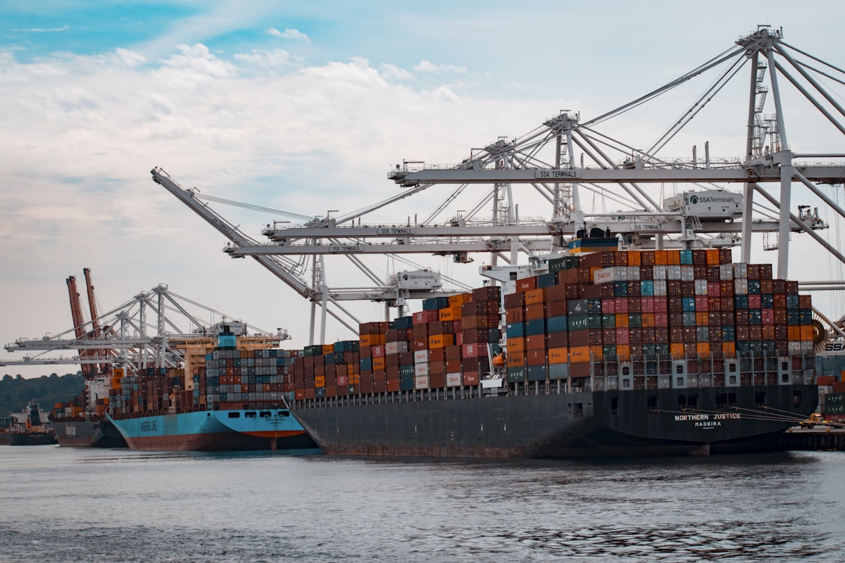 Intermodal container terminal with cranes